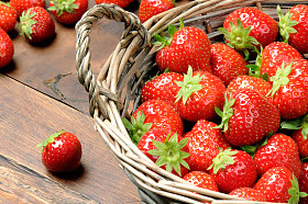 草莓在篮子里图片