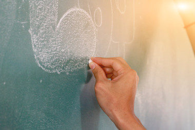 教师教学的学生和写黑板