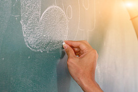 教师教学的学生和写黑板