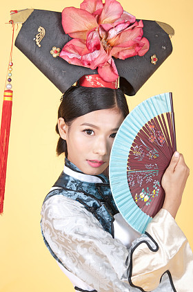 中国女人穿着传统的服饰
