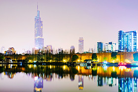 在夜晚的玄武湖图片
