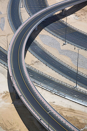 公路穿越的城市图片