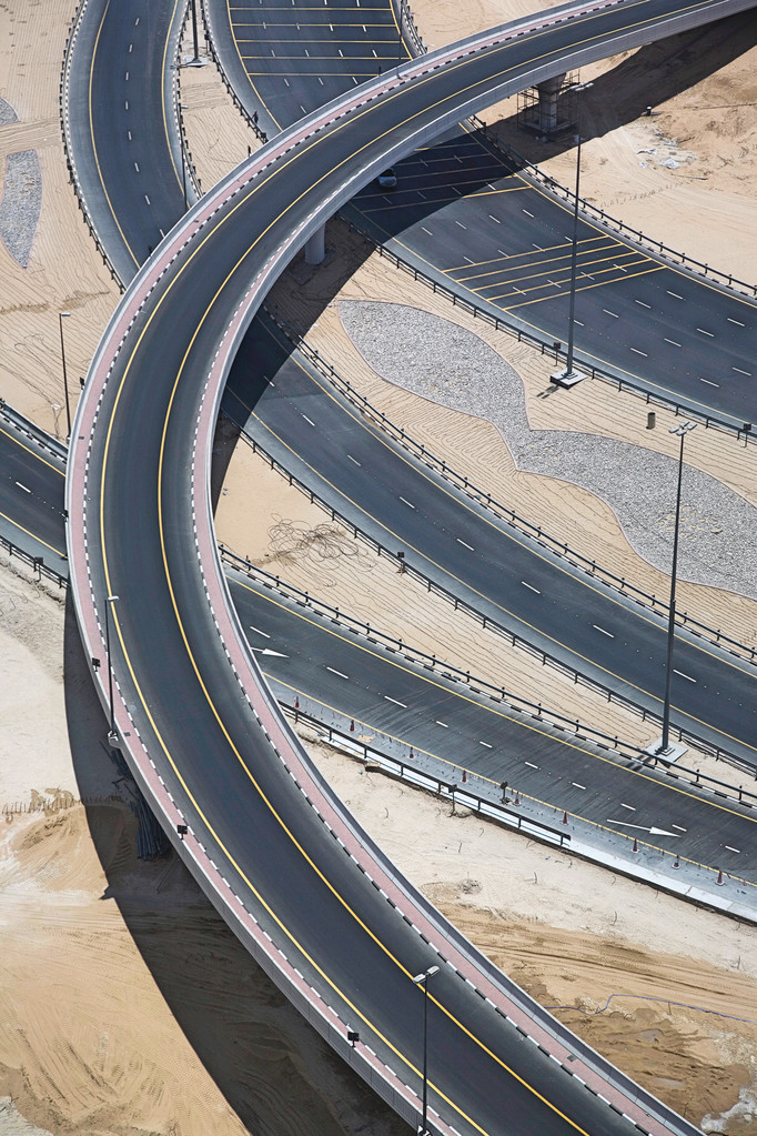 公路穿越的城市图片