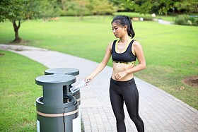 跑步后在公园做回收的女人