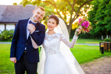 幸福的婚禮夫婦手牽著手圖片
