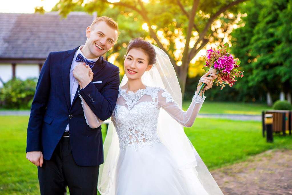 幸福的婚礼夫妇手牵着手图片