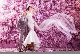 新婚夫妇花墙照片