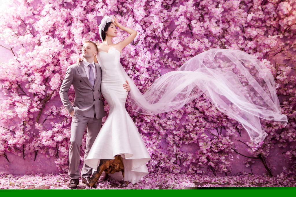 新婚夫妇花墙照片 新婚夫妇花墙照片