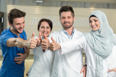 男、 女醫(yī)生在醫(yī)院做手勢