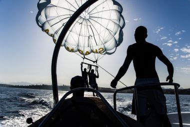 滑翔伞发射从船的侧面影像图片