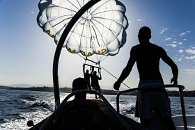 滑翔伞发射从船的侧面影像图片