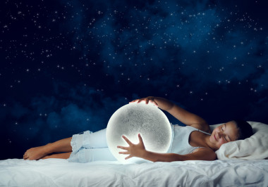 睡觉前做梦的女孩图片