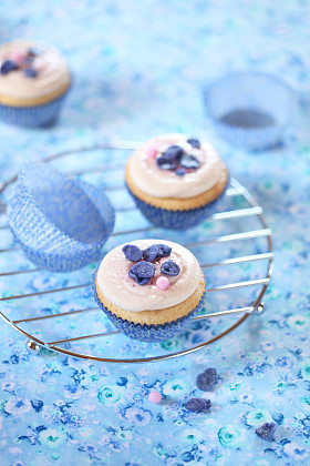 紫罗兰色白色巧克力蛋糕