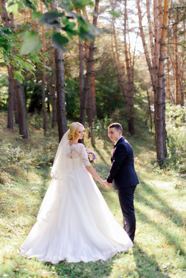 幸福的新娘和新郎在結婚當天圖片