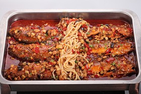 红烧的鱼和面条