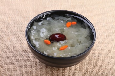 中國的傳統(tǒng)小吃，紅色日期，白色真菌粥