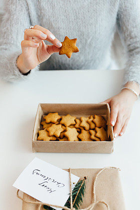 女人举行圣诞蛋糕