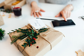 女人包装圣诞礼物照片