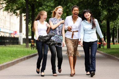 快樂(lè)的年輕女人圖片