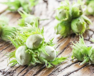 年輕的榛子，木制的桌子上