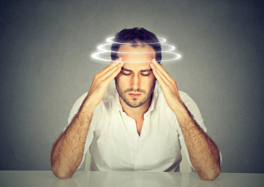 眩暈癥的人。年輕的病人患有頭暈