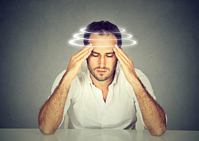 眩晕症的人。年轻的病人患有头晕