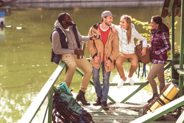 年輕旅客休息的河邊