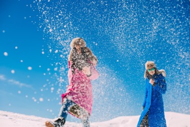 年輕婦女在雪山圖片