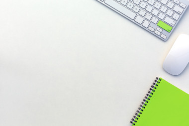 辦公室白色電腦鍵盤鼠標(biāo)和記事本的頂視圖的表