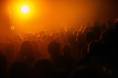  正在聽音樂會的人剪影