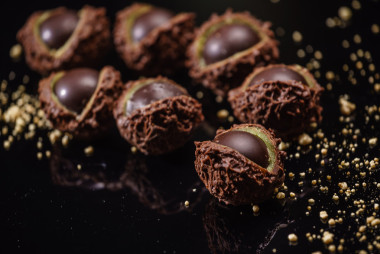 甜甜的巧克力栗子照片