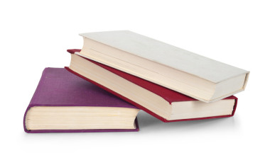 在白色背景上的書堆的舊