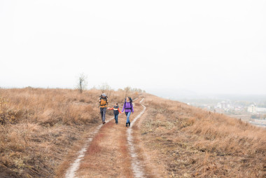 幸福的家庭，背着背包，手牵着手
