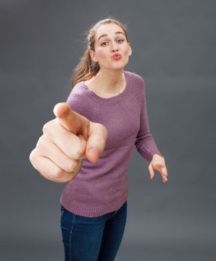 誘人的年輕女子，針對有人在前景中接吻