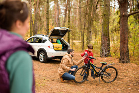 父亲教儿子骑自行车图片