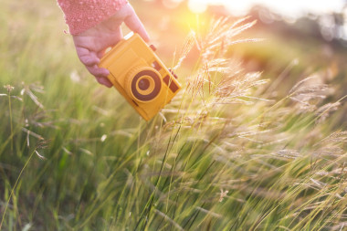 女孩的手怀旧照片相机户外图片