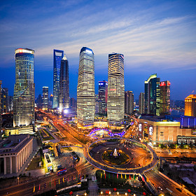 夜间上海天际线的航拍图图片