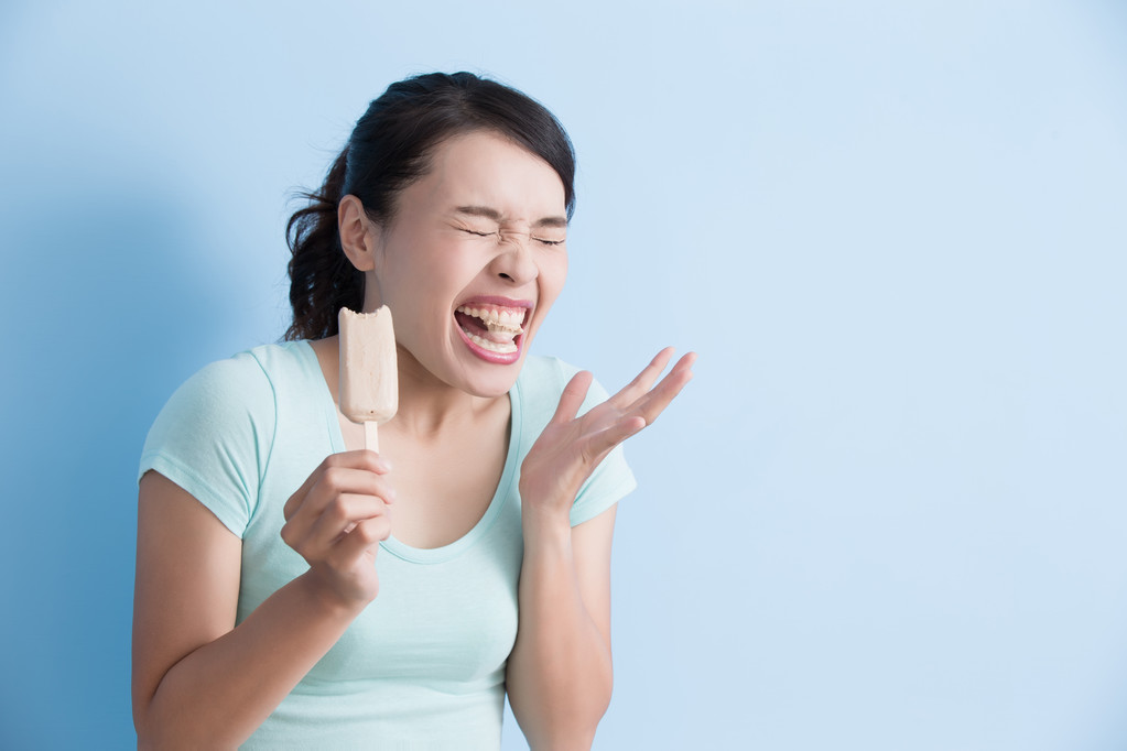 女人有牙齿敏感 图片