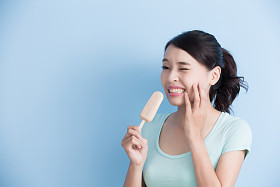 女人有牙齿敏感 图片