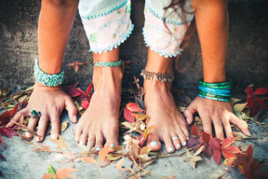 女人的手和腳練習(xí)瑜伽的特寫(xiě)