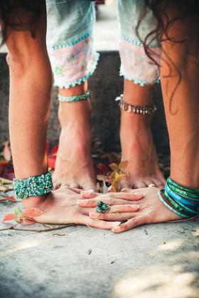 女人的手和脚练习瑜伽的特写图片