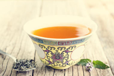 木制的背景與花茶壺