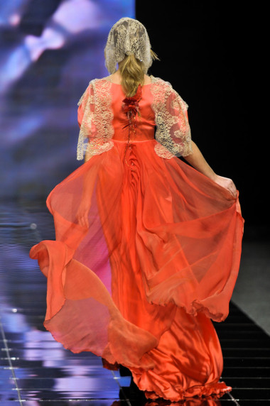 劳拉和 Medni 集合在莫斯科时装周期间