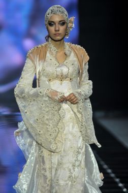 勞拉和 Medni 集合在莫斯科時(shí)裝周期間