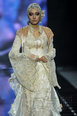 勞拉和 Medni 集合在莫斯科時(shí)裝周期間