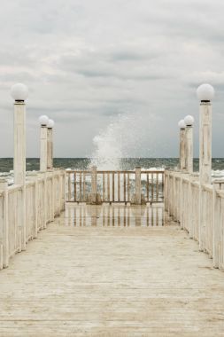 一場暴雨在海上的白色木制扶手墩