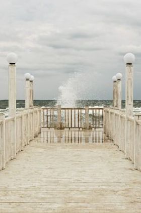 一场暴雨在海上的白色木制扶手墩