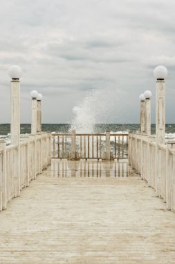 一场暴雨在海上的白色木制扶手墩 一场暴雨在海上的白色木制扶手墩