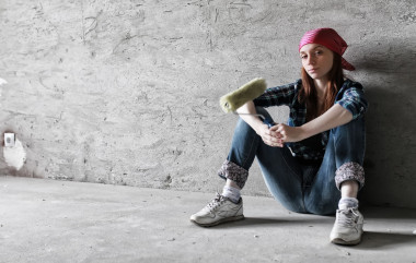 墻體與設(shè)備維修女人圖片