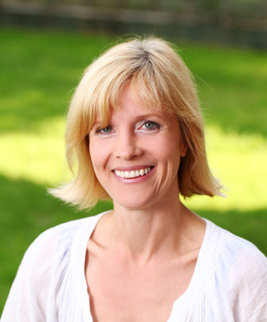 在公園里美麗的老年的女人